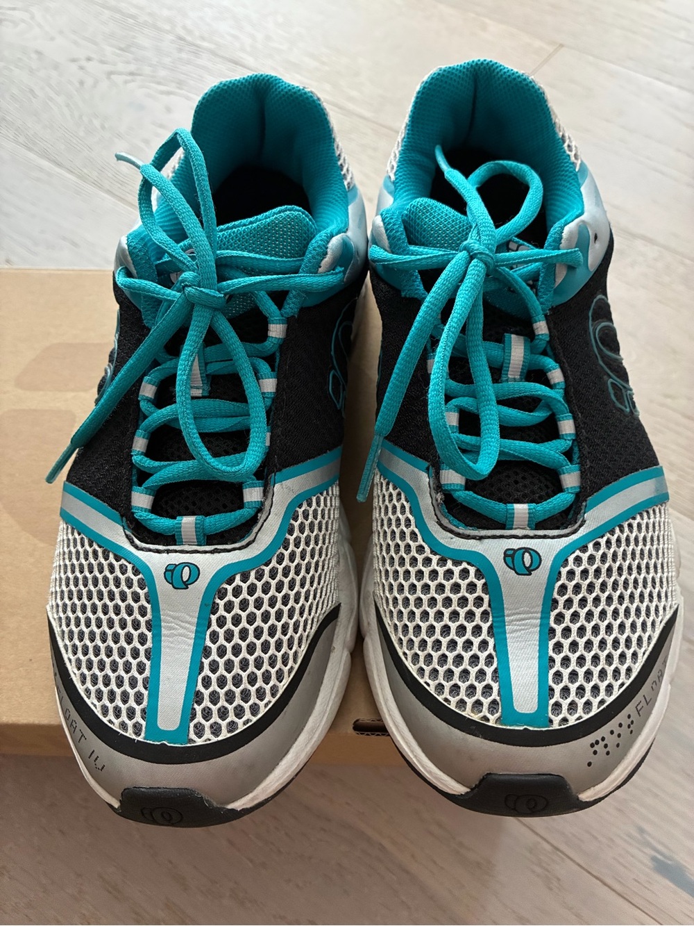 Pearl Izumi Women’s Teal and White Athletic Running Shoes